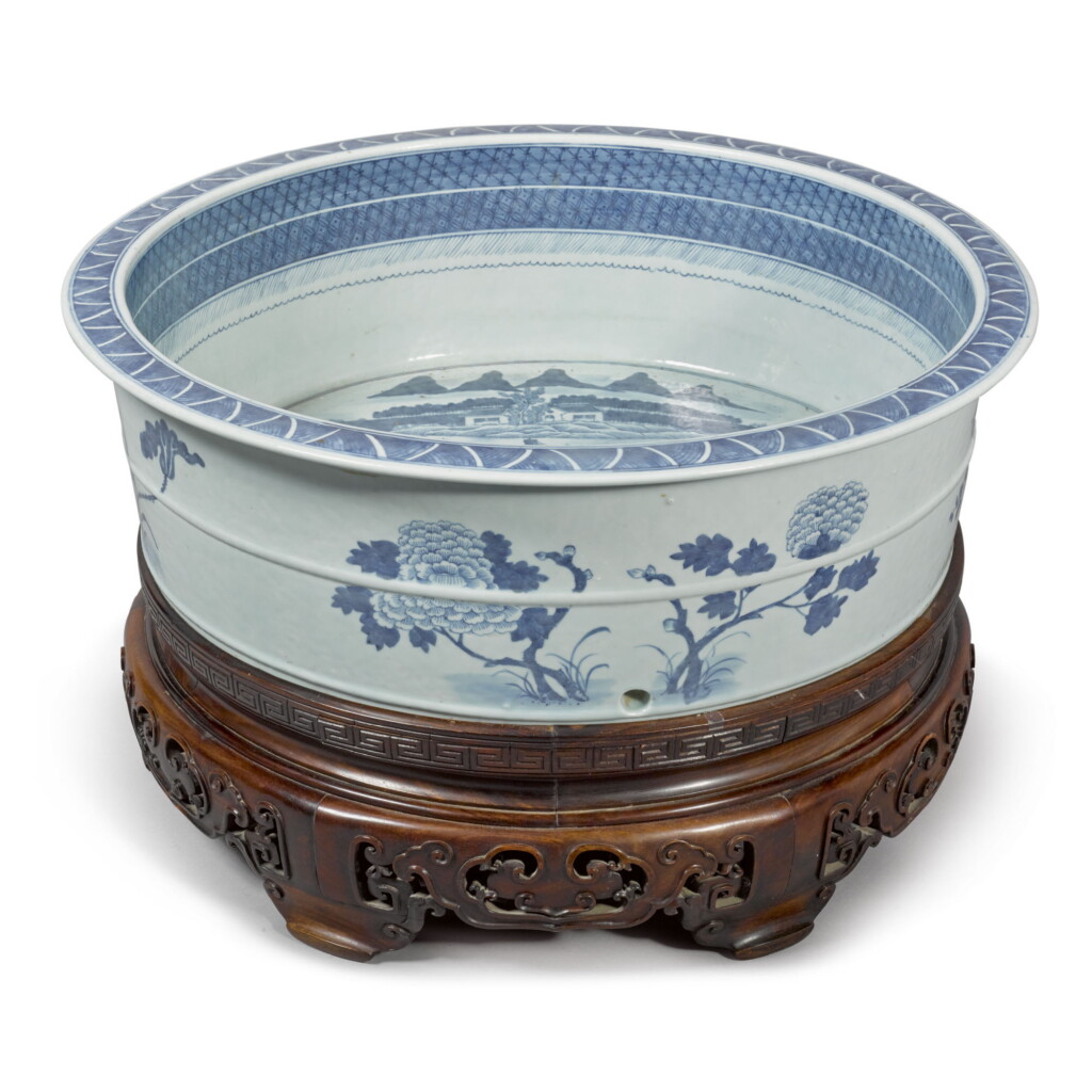 全萤幕检视 - 查看1941A MASSIVE CANTON BLUE AND WHITE BASIN, QING DYNASTY, DAOGUANG/ TONGZHI PERIOD | 清道光/同治 青花山水圖大盆的1