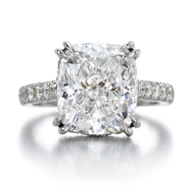 View full screen - View 1 of Lot 215. Diamond ring.
