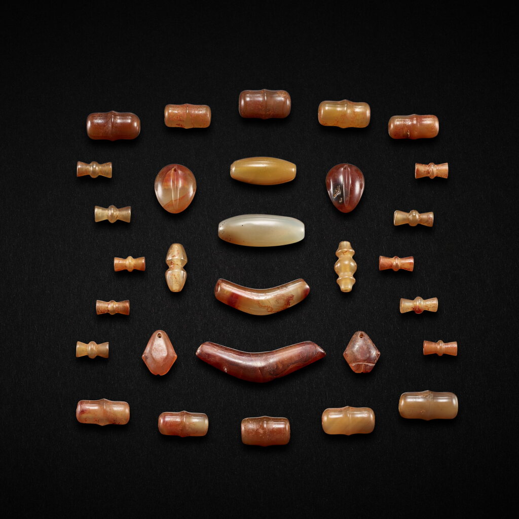 View full screen - View 1 of Lot 3519. Thirty agate beads and pendants, Eastern Zhou dynasty, Warring States period | 東周戰國 瑪瑙珠一串二十六件,瑪瑙紡錐形珠兩件及瑪瑙墜飾兩件.