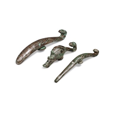 View full screen - View 1 of Lot 882. A group of three silver-inlaid bronze belt hooks, Warring States period - Han dynasty | 戰國至漢 銅錯銀帶鉤一組三件.