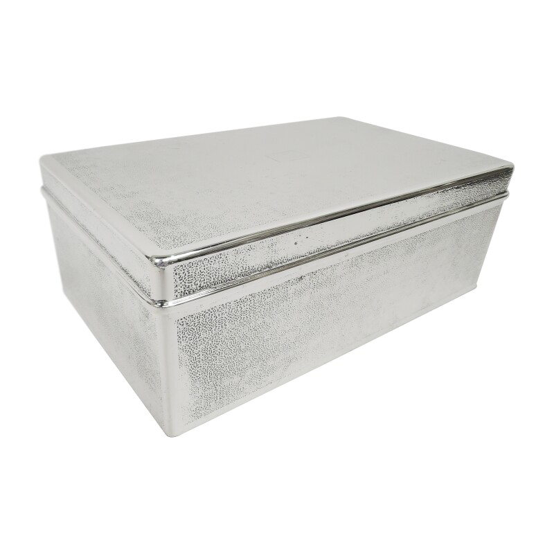 tiffany cigarette box 176: & CO., < Great Estates, 9 May 2024 < Auctions A vintage solid sterling desktop cigarette box manufactured by Tiffany Tiffany & Co. Sterling Silver