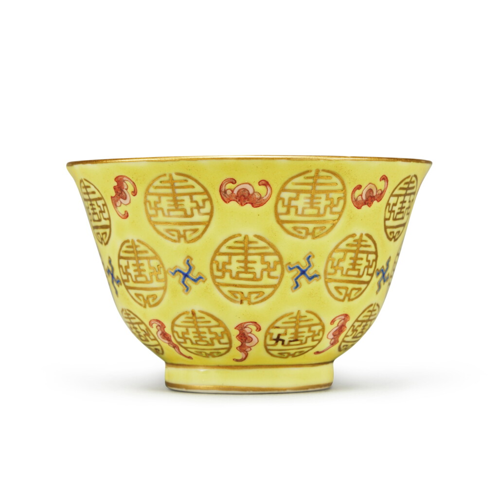 View full screen - View 1 of Lot 1004. A gilt-decorated yellow-ground famille-rose 'bats and shou' cup, Mark and period of Tongzhi | 清同治 黃地粉彩福壽萬年紋盃 《同治年製》款 .