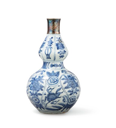 View full screen - View 1 of Lot 376. A blue and white double gourd vase and two water sprinklers, China, Qing Dynasty, 17th-18th century.