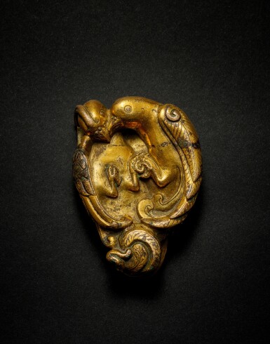 View full screen - View 1 of Lot 9811. A rare gilt-bronze ‘twin bird’ sleeve weight, Tang dynasty | 唐 鎏金銅雙鳥鎮.