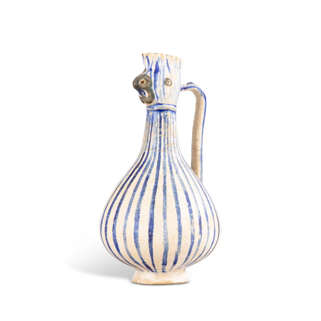 View full screen - View 1 of Lot 306. A Kashan bird-headed ewer, Persia, 12th/13th century | Aiguière à tête d'oiseau, Kashan, Perse, XIIe-XIIIe siècle.