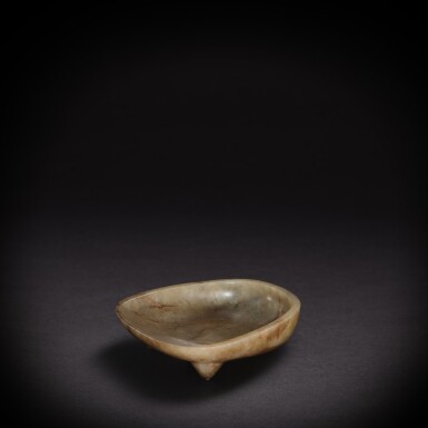 View full screen - View 1 of Lot 5819. A celadon jade ink stone, Song - Yuan dynasty | 宋至元 青玉硯.