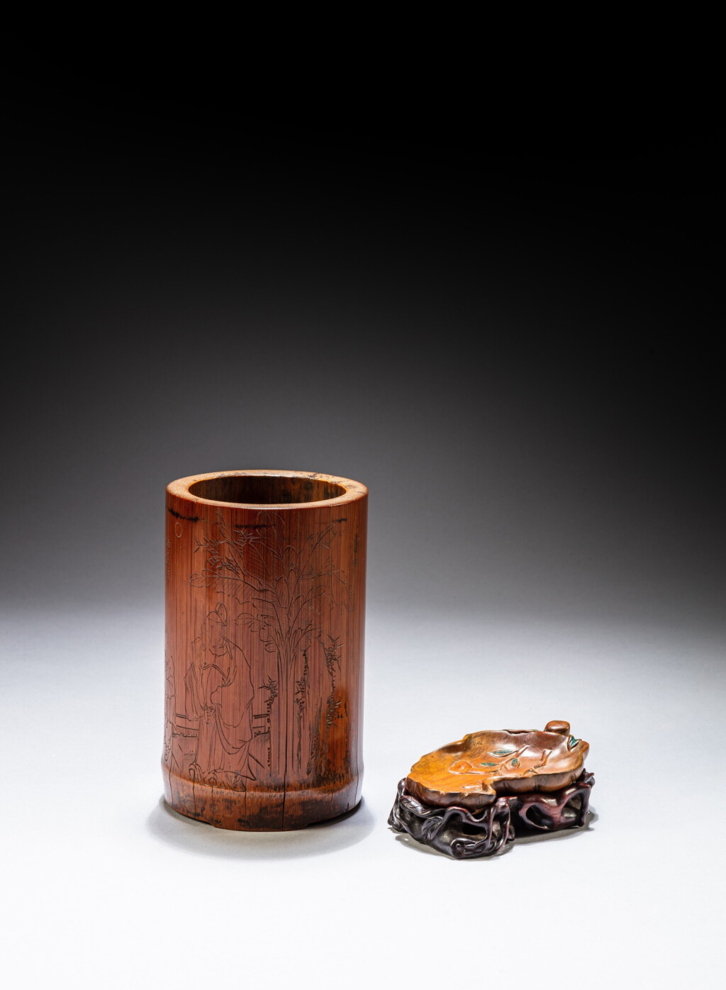 全萤幕检视 - 查看69An incised bamboo 'figural' brushpot and a leaf-shape ink palette, Qing dynasty, 18th - 20th century | 清十八至二十世紀 竹雕人物故事圖筆筒 《文華》款 及 葉式筆掭的1