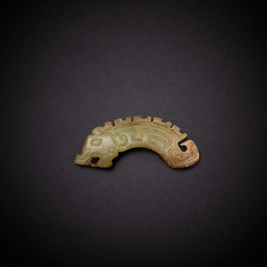 全螢幕檢視 - 查看6831A celadon jade 'dragon' pendant, huang, Late Shang dynasty | 商晚期 青玉龍紋璜的1