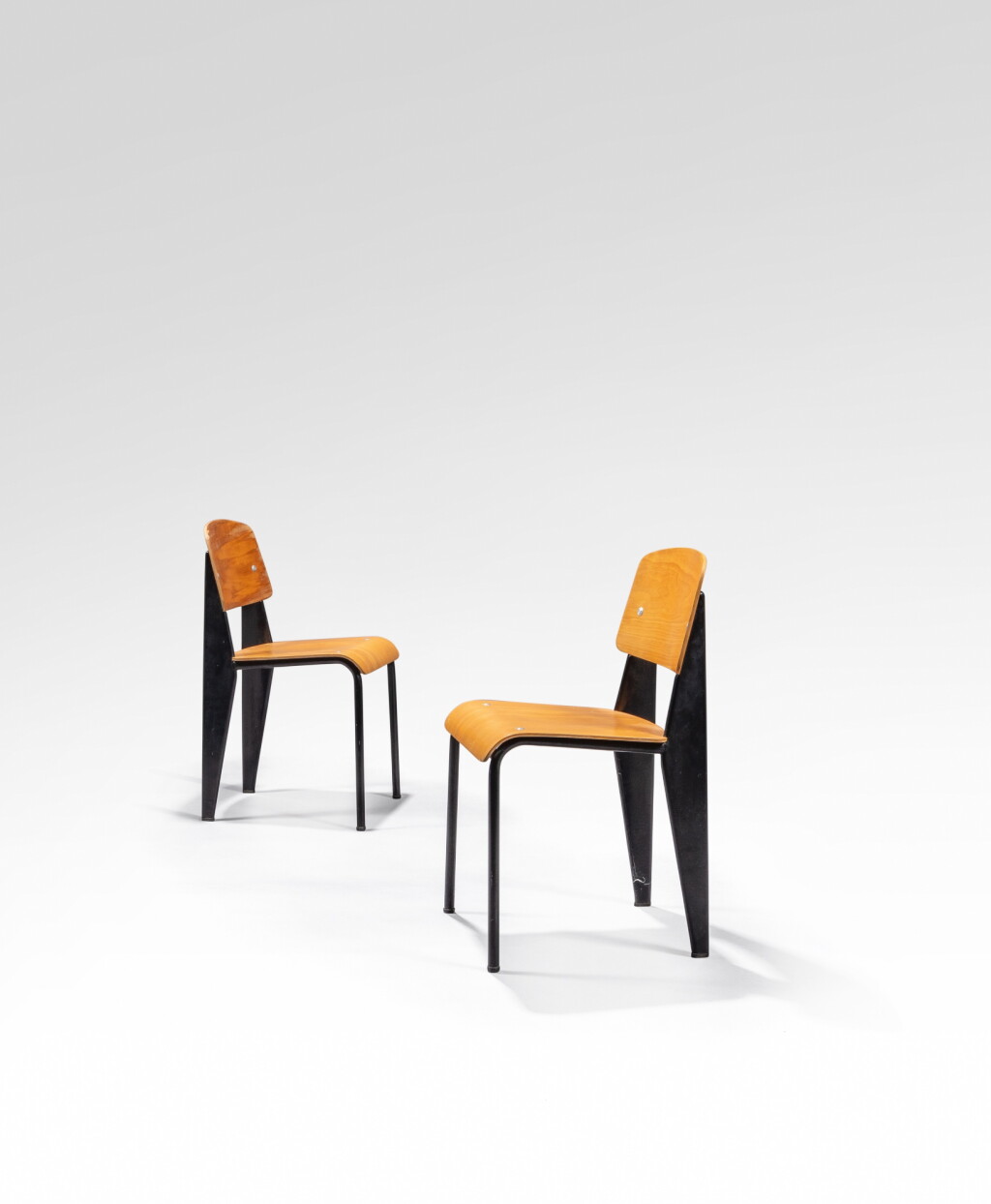 View full screen - View 1 of Lot 49. Paire de chaises Standard, modèle N°305.