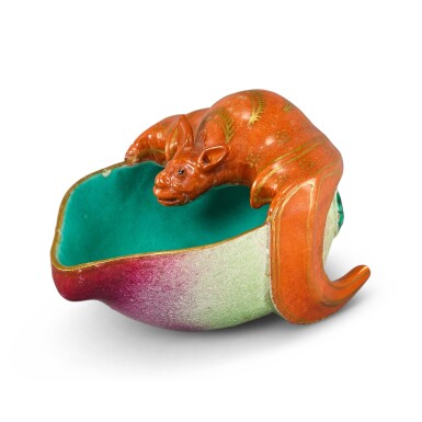 View full screen - View 1 of Lot 1025. AN IRON-RED AND FAMILLE-ROSE 'PEACH AND BAT' CUP QING DYNASTY, JIAQING - DAOGUANG PERIOD | 清嘉慶至道光 粉彩紅蝠壽桃小盃.