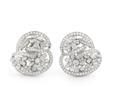 View full screen - View 1 of Lot 101. Paire de clips d'oreille diamants | Pair of diamond ear clips.