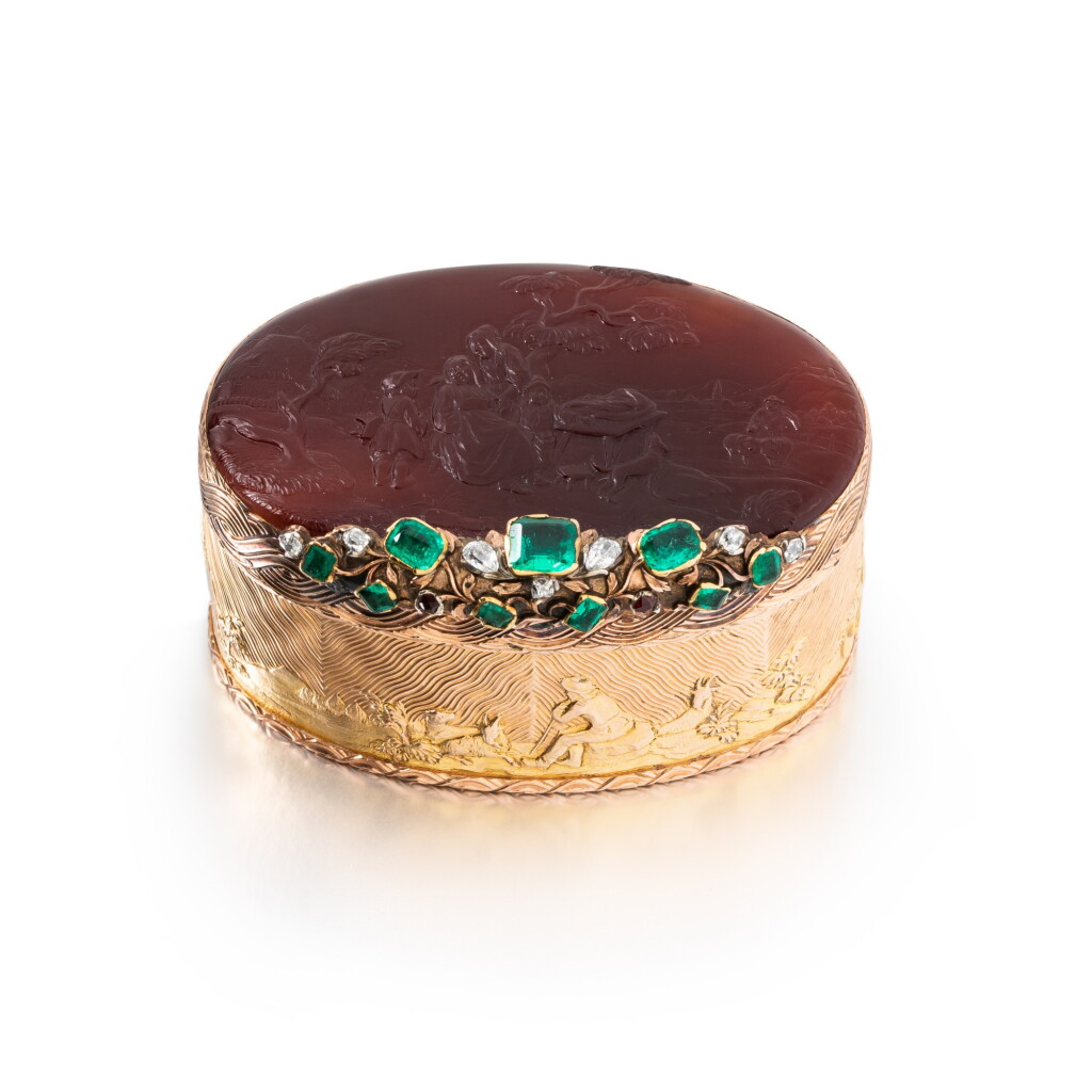 View full screen - View 1 of Lot 1205. A jewelled two-coloured gold and hardstone snuff box, probably German, 19th century in earlier taste.