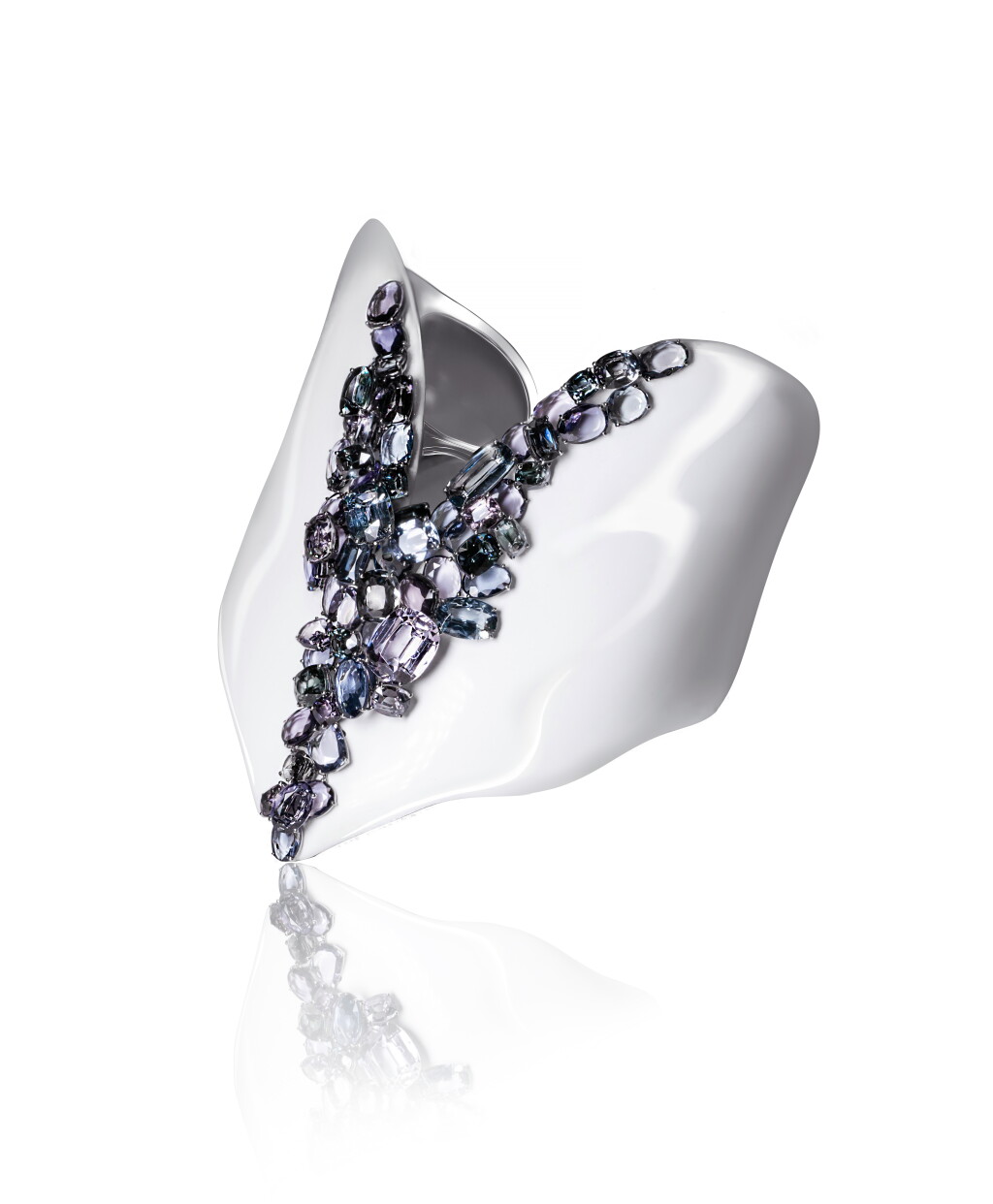 View full screen - View 1 of Lot 27. Feng-J | Bracelet et boucles d'oreille, "Cœur Blanc" | Bracelet and earrings, 'Cœur Blanc'.