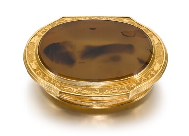 View full screen - View 1 of Lot 20. A gold and hardstone snuff box, probably English, circa 1725/30.