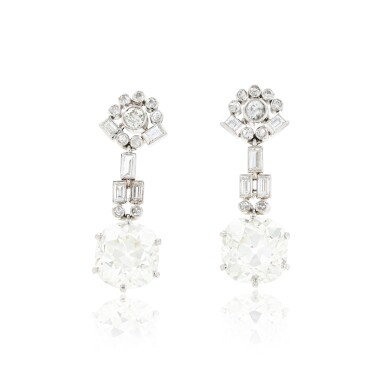 View full screen - View 1 of Lot 18. Paire de pendants d'oreille diamants | Pair of pendent diamond earrings.