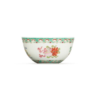 Voir en plein écran - Voir 1 du lot 3659. A famille-rose 'Eight Buddhist Emblems' cup, Seal mark and period of Xianfeng | 清咸豐 粉彩八吉祥紋臥足盃 《大清咸豐年製》款.