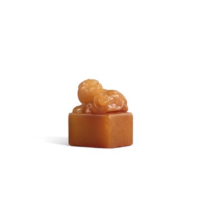 View full screen - View 1 of Lot 9510. A tianhuang 'mythical beast' seal, Qing dynasty, 19th century | 清十九世紀 田黃獸鈕印.