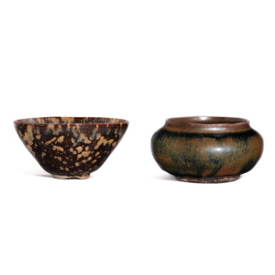 View full screen - View 1 of Lot 3468. A Jizhou tea bowl and a Cizhou jar, Song dynasty | 宋 吉州窰玳瑁釉盌 及 磁州窰黑釉鐵鏽斑小罐.