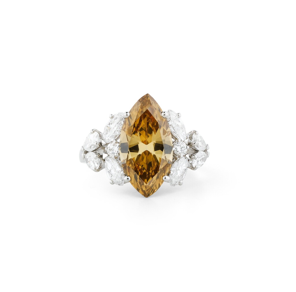View full screen - View 1 of Lot 52. Bague diamant Fancy Deep Brown-Yellow et diamants | Fancy Deep Brown-Yellow diamond and diamond ring.