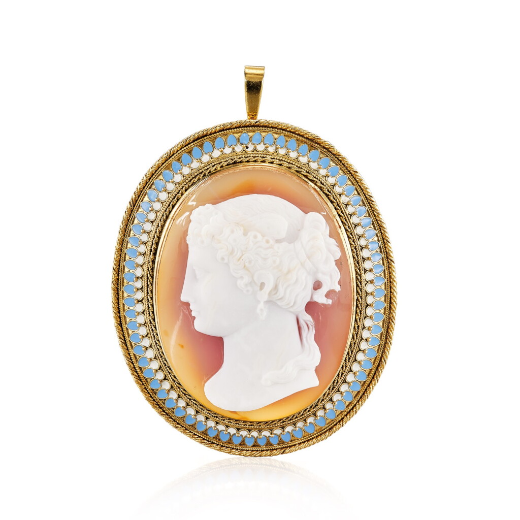 View full screen - View 1 of Lot 2867. Hardstone Cameo and Enamel Pendant | 硬石浮雕 配 琺瑯彩 掛墜.