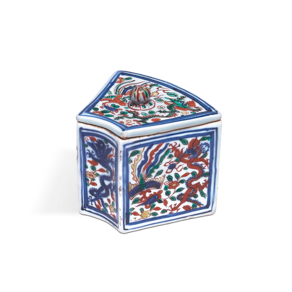 View full screen - View 1 of Lot 240. A wucai fan-shaped 'dragon and phoenix' box and cover, Mark and period of Wanli | 明萬曆 五彩穿花龍鳳紋扇形蓋盒 《大明萬曆年製》款.