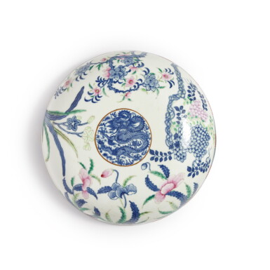 View full screen - View 1 of Lot 1127. A famille-rose and underglaze-blue 'floral' box and cover, Qing dynasty, late 19th century | 清十九世紀末 青花粉彩花卉團龍紋蓋盒.