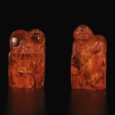 View full screen - View 1 of Lot 179. A pair of amber 'Buddhist lion' seals, Qing dynasty, 18th century | 清十八世紀 琥珀雕瑞獸鈕印料一對.