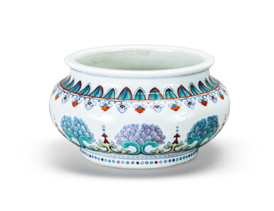 View full screen - View 1 of Lot 233. A doucai bulbous washer, Qing dynasty, 18th century | 清十八世紀 鬪彩花卉紋洗.