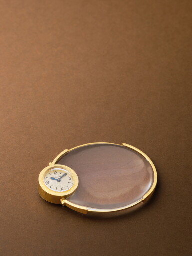 View full screen - View 1 of Lot 2145. New York retailed | A rare and highly unusual yellow gold magnifying glass incorporating a rear-wound watch, Circa 1950 .