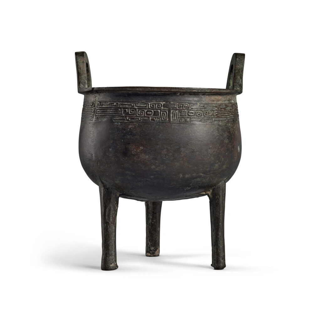 View full screen - View 1 of Lot 238. An archaic bronze ritual food vessel (Ding), Late Shang / early Western Zhou dynasty | 商末 / 西周初 青銅饕餮紋鼎.