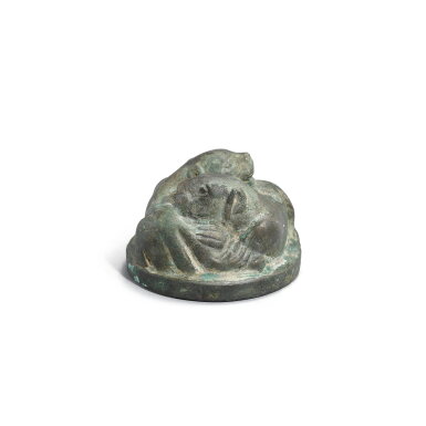 View full screen - View 1 of Lot 758. A bronze 'tigers' weight, Han dynasty | 漢 青銅雙虎席鎮.