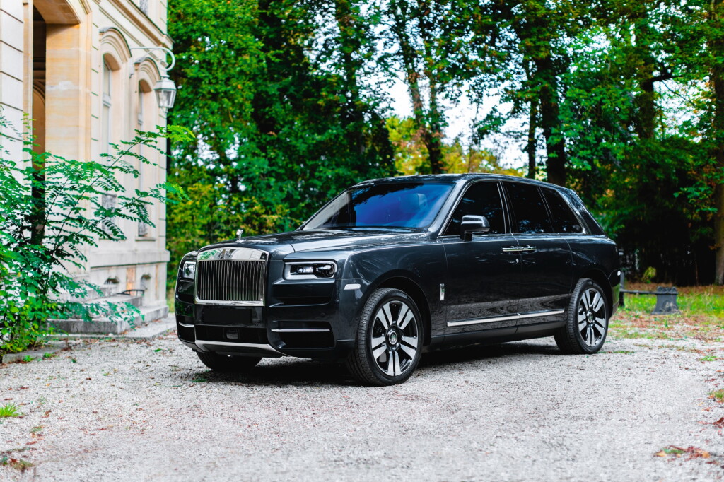 View full screen - View 1 of Lot 57. Rolls Royce Cullinan bleu, 2019.