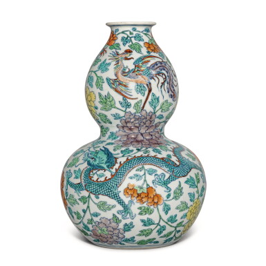 View full screen - View 1 of Lot 525. A rare doucai 'dragon and phoenix' double-gourd vase, Qing dynasty, 18th century | 清十八世紀 闘彩龍鳳紋葫蘆瓶.