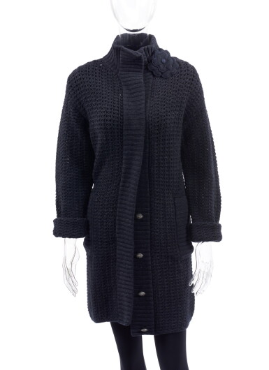 View full screen - View 1 of Lot 26. MIDNIGHT BLUE WOOL- AND CACHEMIRE BLEND COAT WITH CAMELIA BROOCH, CHANEL.
