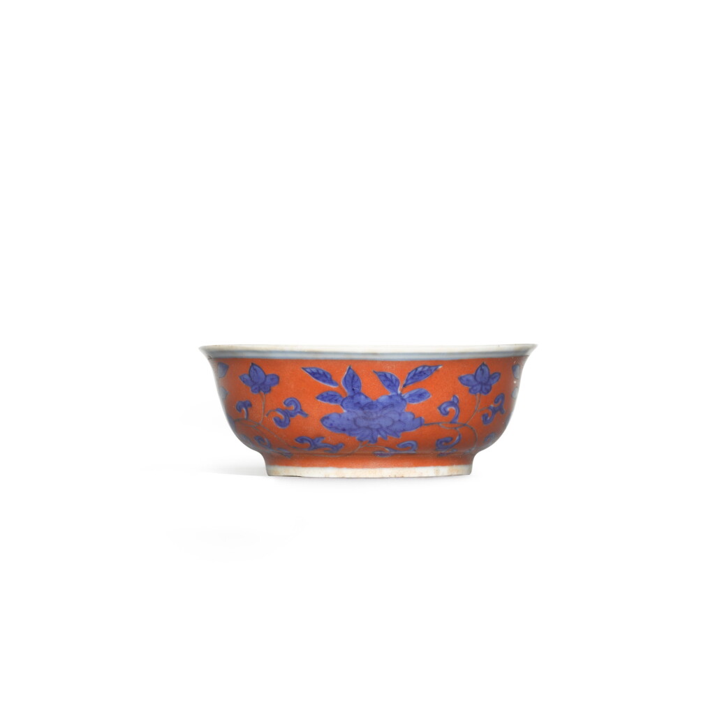 Voir en plein écran - Voir 1 du lot 245. A small iron-red-ground blue and white bowl, 17th century | 明末/清初 礬紅地青花花卉紋盌 《玉堂佳器》款.