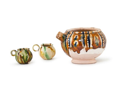 View full screen - View 1 of Lot 5100. A blue-splashed and sancai-glazed pouring vessel and two small sancai-glazed earcups Tang dynasty 唐 三彩加藍小壺及三彩小耳杯兩件.
