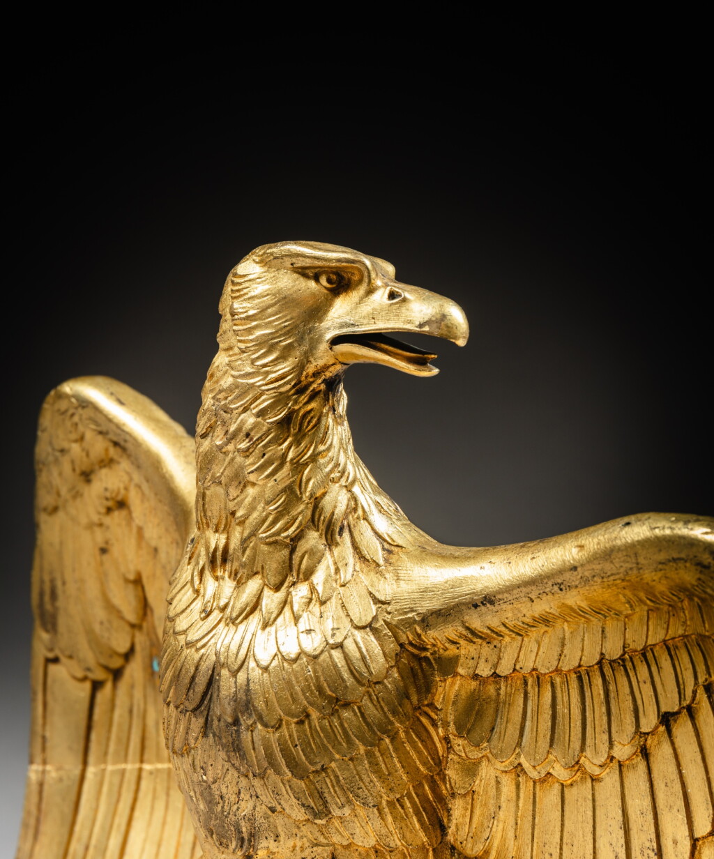 Voir en plein écran - Voir 1 du lot 32. Aigle de drapeau en bronze doré d’époque Empire, modèle de 1804, début du XIXe siècle.