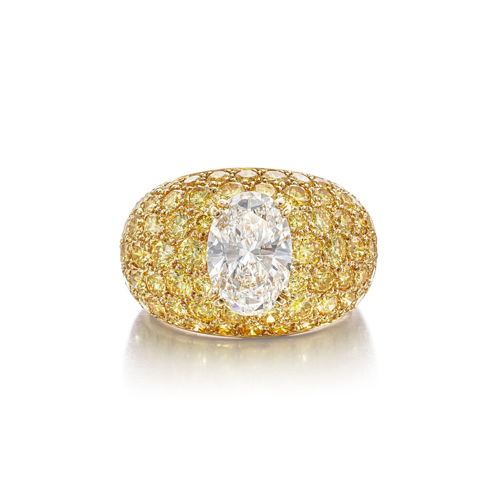 View full screen - View 1 of Lot 1705. Diamond and Coloured Diamond Ring | 梵克雅寶 | 2.19克拉 橢圓形 E色 鑽石 配 彩色鑽石 戒指.