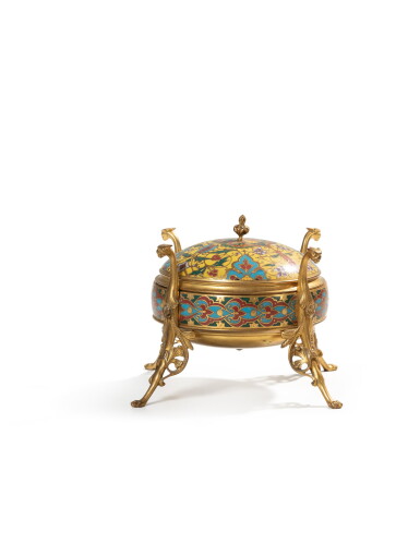 View full screen - View 1 of Lot 112. A gilt bronze and cloisonné enamel box and cover, signed by Ferdinand Barbedienne, late 19th century | Boite couverte en bronze doré et émaux cloisonnés, signée Ferdinand Barbedienne, fin du XIXeme siècle.