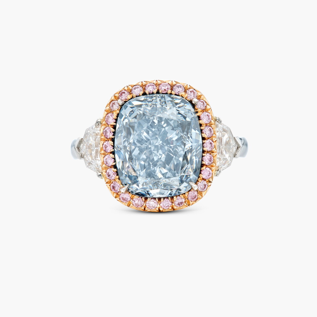 View full screen - View 1 of Lot 76. Important Fancy Grayish Blue Diamond, Colored Diamond and Diamond Ring 重要 6.76克拉 彩灰藍色鑽石 配 彩色鑽石 及 鑽石 戒指.
