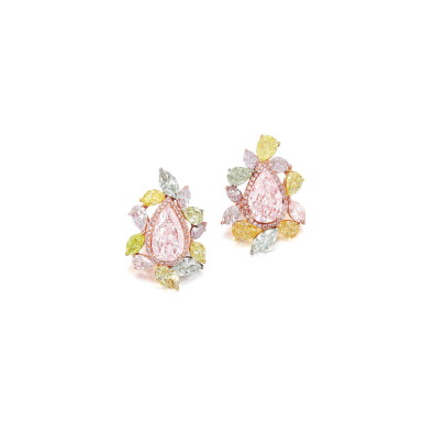 View full screen - View 1 of Lot 1628. PAIR OF COLOURED DIAMOND EARRINGS 2.01及2.17卡拉 梨形 淡粉紅色鑽石 及 輕淡粉紅色鑽石 配 鑽石 耳環一對.