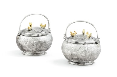 View full screen - View 1 of Lot 56. A pair of Chinese parcel-gilt silver covered baskets, 19th century | Paire de petits paniers couverts en argent et vermeil, Chine, XIXe siècle.
