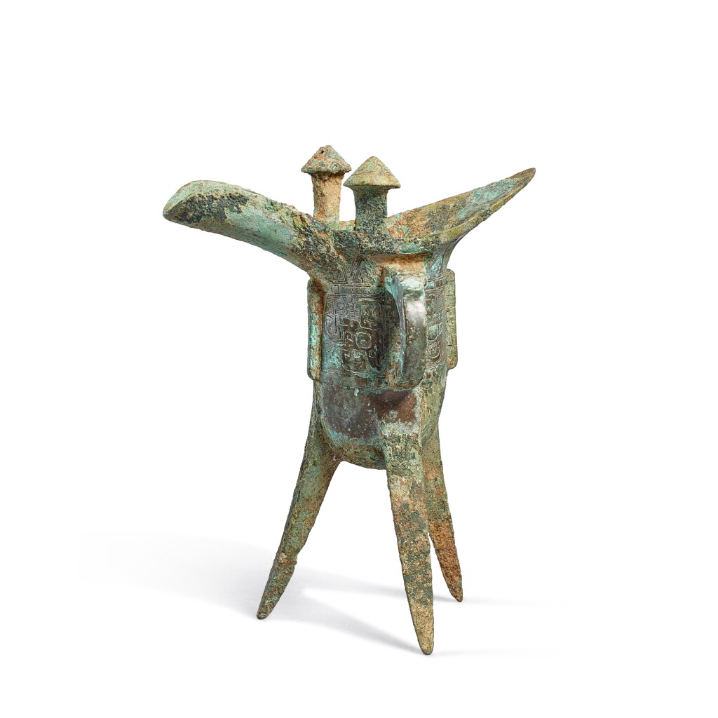 View full screen - View 1 of Lot 3613. An inscribed archaic bronze ritual wine vessel, jue, Late Shang dynasty | 商末 父天爵.