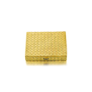 View full screen - View 1 of Lot 744. Poudrier or | Gold powder compact.