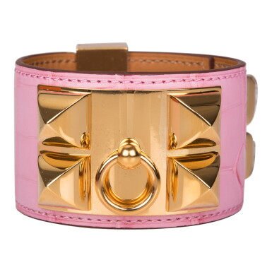 View full screen - View 1 of Lot 90. HERMÈS | BUBBLEGUM 5P COLLIER DE CHIEN BRACELET IN MATTE MISSISSIPPIENSIS ALLIGATOR WITH GOLD HARDWARE SIZE SMALL (T2).