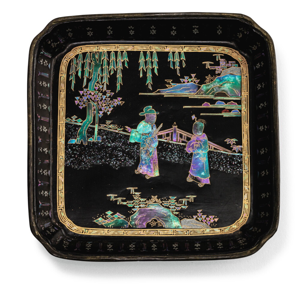 View full screen - View 1 of Lot 84. COUPE CARRÉ EN LAQUE BURGAUTÉ DYNASTIE QING, ÉPOQUE QIANLONG | 清乾隆 黑漆嵌螺鈿庭院人物圖方盤 「千里」款 | A square lac-burgaute dish, Qing Dynasty, Qianlong period.