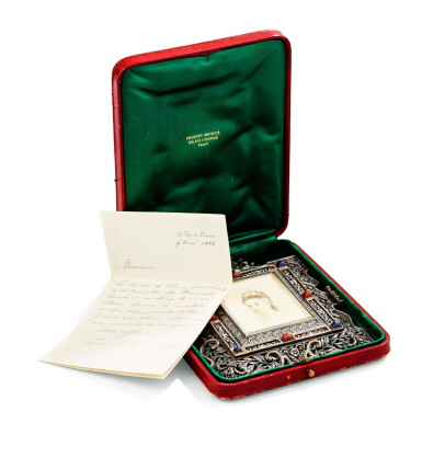 View full screen - View 1 of Lot 88. A PART-GILT, ENAMEL, COLOURED GLASSES, EMERALD AND GARNETS FRAME WITH THE ARMS OF FRANCE, BY EMILE FROMENT-MEURICE, CIRCA 1883 | CADRE AUX ARMES DE FRANCE EN ARGENT PARTIELLEMENT DORÉ, ÉMAILLÉ, SERTI DE VERRES DE COULEUR, ÉMERAUDES ET GRENATS PAR EMILE FROMENT-MEURICE, VERS 1883.