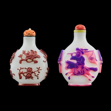 View full screen - View 1 of Lot 1025. A cinnabar-red overlay glass 'butterfly and flower' snuff bottle and a double-overlay 'equestrian' snuff bottle, Qing dynasty, 19th century | 清十九世紀 涅白地套朱紅料蝶戀花鼻煙壺 及 涅白地套雙色料歸朝圖鼻煙壺一組兩件.
