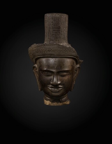 View full screen - View 1 of Lot 235. A sandstone head of a deity, probably Shiva Khmer, Banteay Srei style, late 10th century | 高棉 十世紀晚期 班迭斯雷式砂岩雕或為濕婆首像.