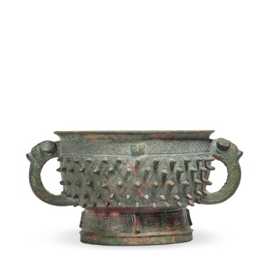 View full screen - View 1 of Lot 401. An archaic bronze ritual food vessel (Gui), Late Shang / Early Western Zhou dynasty | 商末 / 西周初 青銅乳釘紋簋.